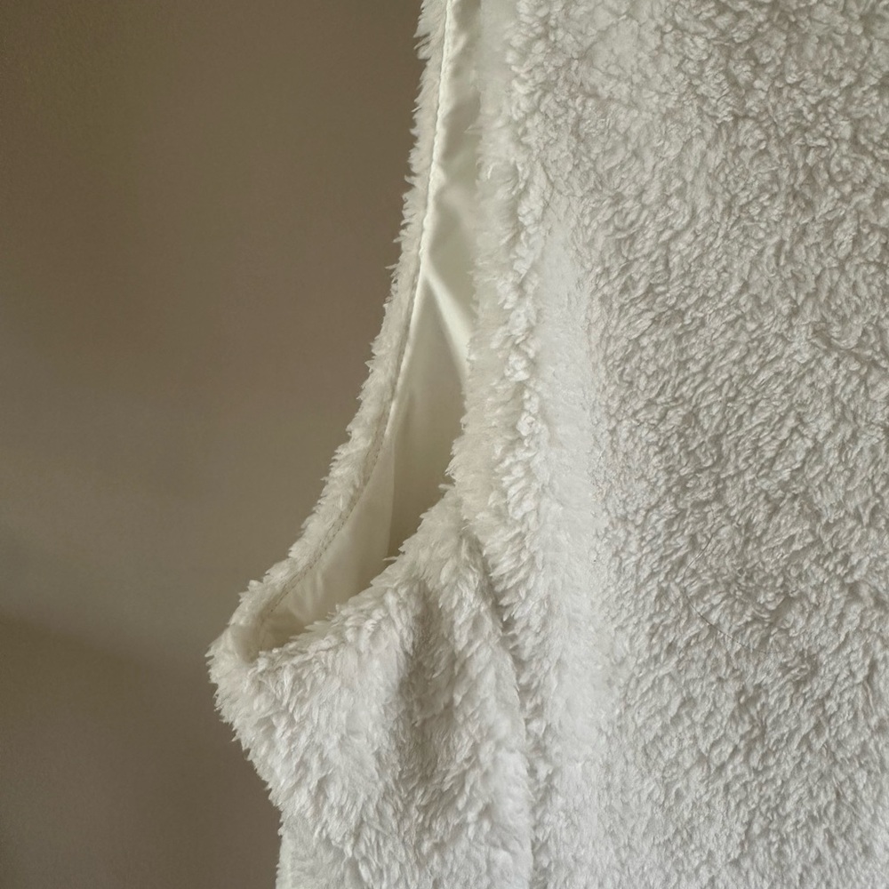Patagonia Soft White Fleece Vest - Picture 8 of 9